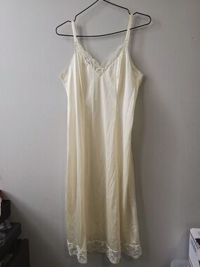 Maidenform Ivory Nylon Lace-Trim Slip